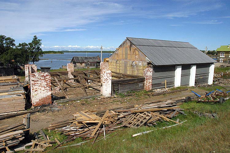Разборка южной части амбара